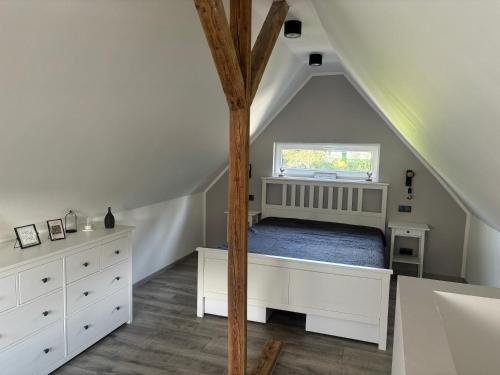 a bedroom with a white bed and a window at Ferienhaus im Loft Style, Nähe Ramstein Airbase,Netflix,Parkplatz kostenlos in Erzenhausen