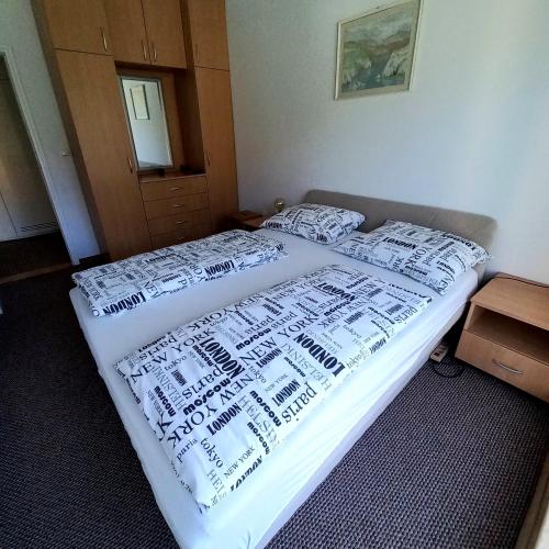 Cama o camas de una habitación en APARTMAN "CHARDAK"