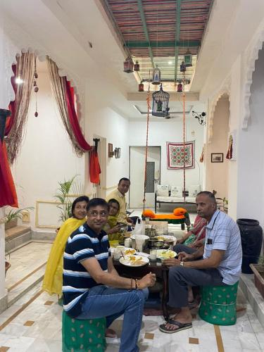Clients de l'établissement Bhim Kothi