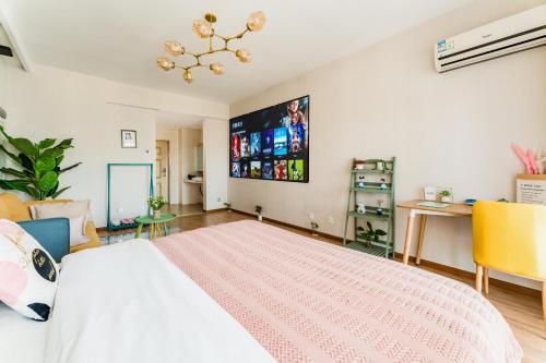 Una televisión o centro de entretenimiento en Kunming Qicaimen Shangpin Apartment