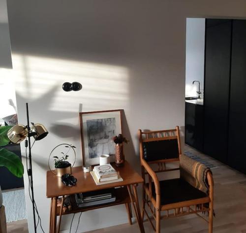 Cosy city apartment - two bedrooms, sauna and free parking, Wi-Fi的休息区