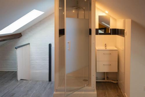 bagno con lavandino e porta scorrevole in vetro di Une Parenthèse Carolo a Charleville-Mézières