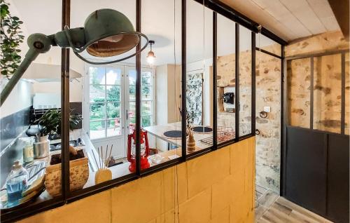 Η κουζίνα ή μικρή κουζίνα στο Stunning Home In Frossay With Wifi