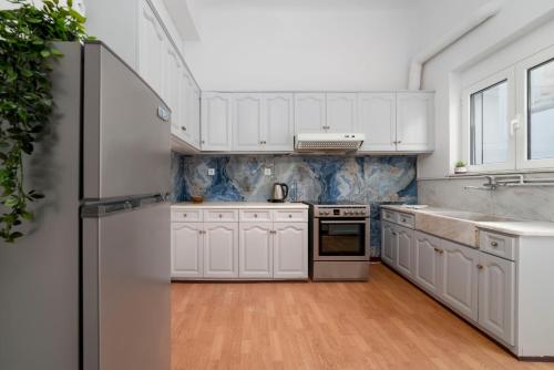 Thissio Getaway 2BA next to Athens ancient market