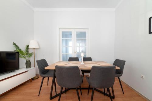 Thissio Getaway 2BA next to Athens ancient market