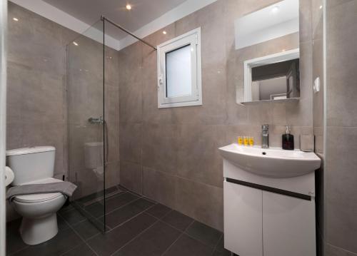 Thissio Getaway 2BA next to Athens ancient market