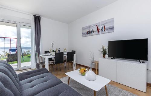 Televízia a/alebo spoločenská miestnosť v ubytovaní 3 Bedroom Nice Apartment In Crikvenica