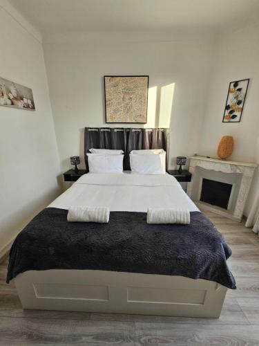 Ένα ή περισσότερα κρεβάτια σε δωμάτιο στο 2 Chambres paisibles à La Trinité proche de Nice 15 mn, Monaco 20 mn et l'Italie 30 mn et aussi 2 Studios dans le même établissement