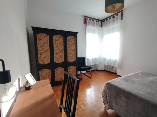 a bedroom with a bed and a table and a chair at Lilly's Home in Castelfranco Veneto