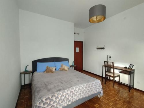a bedroom with a bed and a table and a chair at Lilly's Home in Castelfranco Veneto