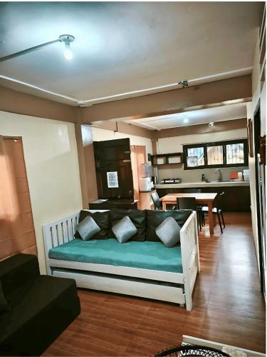 una sala de estar con un sofá y una mesa en 15-20Pax 9 Beds BisGroot Baguio Transient House, en Baguio