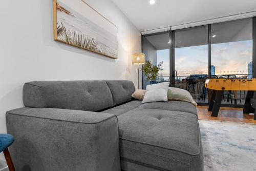 Χώρος καθιστικού στο The Riviera - Brand New Luxury River Front 2 Bedroom Unit with Parking & Pool