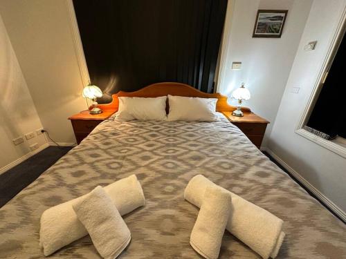 Ein Bett oder Betten in einem Zimmer der Unterkunft 6-BR house in prime location with fantastic views