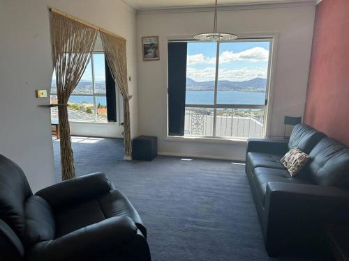 Ein Sitzbereich in der Unterkunft 6-BR house in prime location with fantastic views