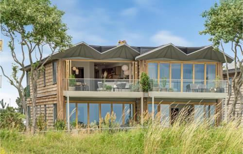 a house with a green roof at 2 Bedroom Cozy Apartment In Kerteminde in Kerteminde