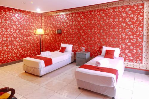 Katil atau katil-katil dalam bilik di RedDoorz Plus @ Castle Chateau Iloilo