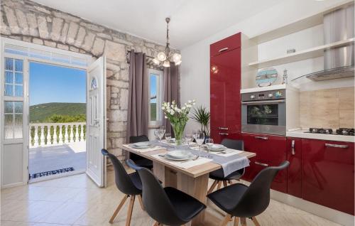 una cucina con un tavolo di legno e sedie nere di Villa Lucija Dream a Trgetari