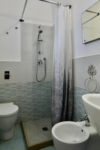 a bathroom with a shower and a toilet and a sink at Villa Dolce Valle in Ragusa