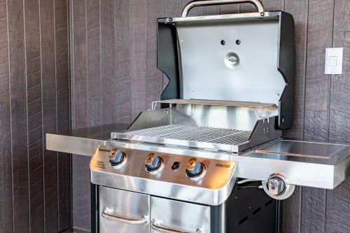 a kitchen with a grill with a laptop on it at Sunrise Villa Oarai in Natsumi