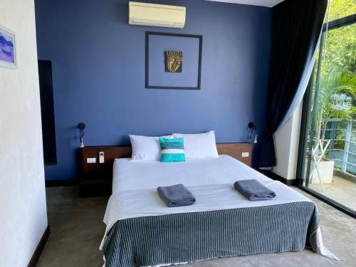 Ένα ή περισσότερα κρεβάτια σε δωμάτιο στο Ko Samui Seaview pool villa Paris with car