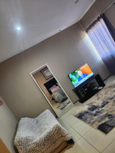 Televisyen dan/atau pusat hiburan di Okoli's Place
