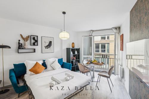 a living room with a bed and a table with chairs at Argenteuil Moderne appartement pour 2 personnes in Argenteuil