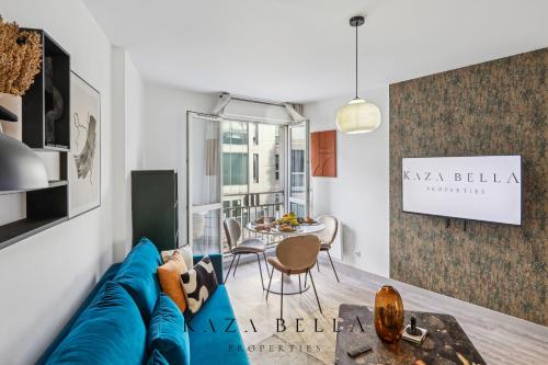 a living room with a blue couch and a table at Argenteuil Moderne appartement pour 2 personnes in Argenteuil