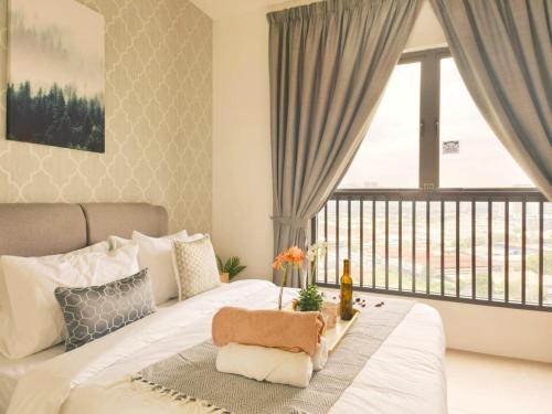 Ruang duduk di Suite Enesta Kepong MRT Linked 3BR by Luvit Stay