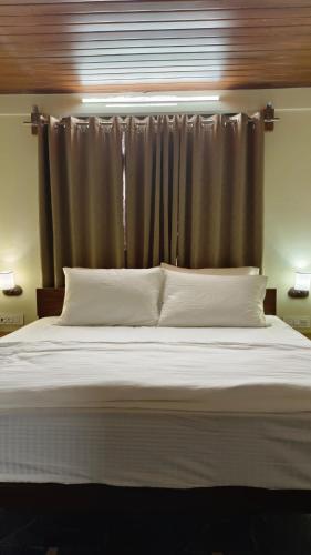 Postel nebo postele na pokoji v ubytování Aam's Courtyard