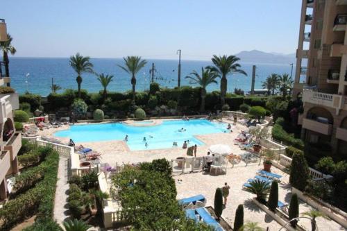une vue d'une piscine dans un complexe hôtelier dans l'établissement Verrerie beach, à Cannes