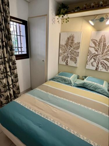 un grand lit dans une chambre avec une fenêtre dans l'établissement Verrerie beach, à Cannes