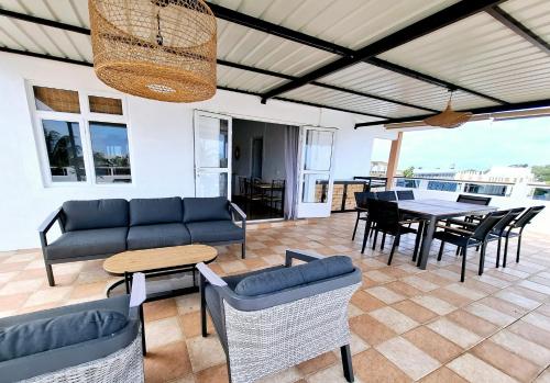 Photo de la galerie de l'établissement Bel appartement à 10mn à pied de la plage - Adelaar Penthouse, à Pereybere