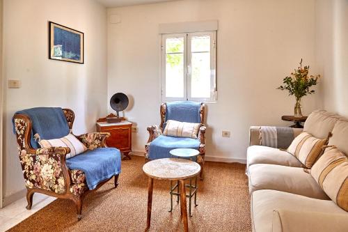 a living room with two chairs and a couch at La Casita de la Playa Escondida in Tal