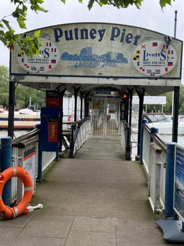 a pier with a pumpty pier with a sign on it at Hurlingham Bed and Breakfast in London