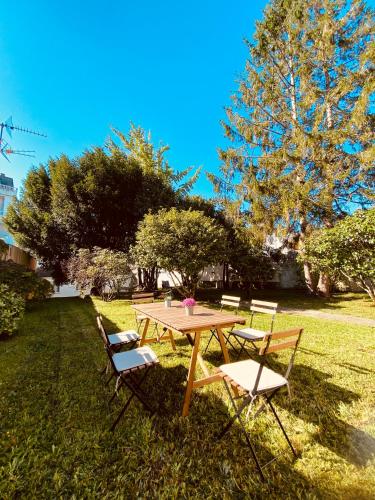 a picnic table and chairs in the grass at Alameda House in Santa Marta de Ortigueira