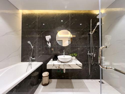 Vannituba majutusasutuses Edenam Boutique Hotel Ha Long