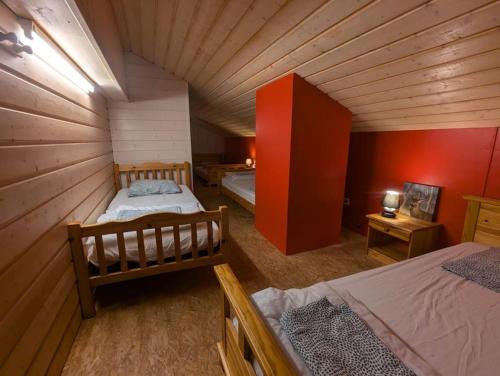 Cette chambre en bois comprend 2 lits. dans l'établissement Les Jonquilles - 12 pers - pleine nature, à Xonrupt-Longemer