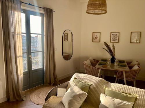 un salon avec un canapé et une table dans l'établissement Mia Casa, à Montpellier