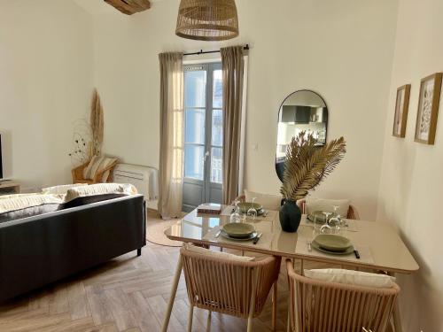 un salon avec une table et un canapé dans l'établissement Mia Casa, à Montpellier