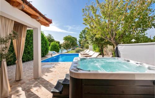 Bazén v ubytování Holiday Home Prolozac Donji Ix nebo v jeho okolí