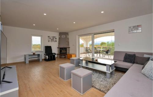 un salon avec un canapé et une table dans l'établissement Amazing Home In Donji Prolozac, à Donji Proložac