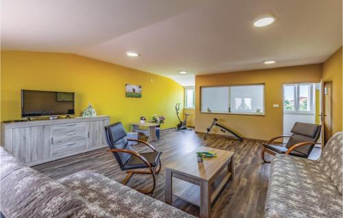 Μια τηλεόραση ή/και κέντρο ψυχαγωγίας στο 5 Bedroom Lovely Home In Pavicini