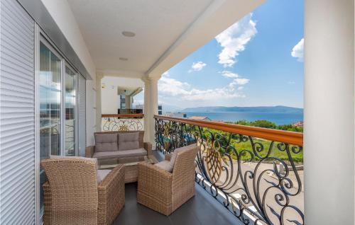 Un balcón con sillas y vista al mar. en Nice Home In Crikvenica With Kitchen, en Crikvenica