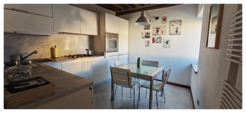 Kuchyň nebo kuchyňský kout v ubytování Vicolo Bugliolo 10 - HOME B&B