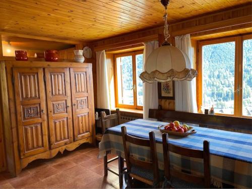 a dining room with a table with a bowl of fruit on it at Accogliente casa in montagna in Champoluc