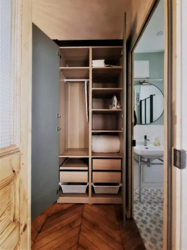 - un dressing avec un lavabo et un miroir dans l'établissement Stylish apartment in the heart of Paris, à Paris