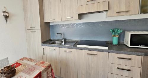 Η κουζίνα ή μικρή κουζίνα στο "Rouet" alloggio in villa tipica