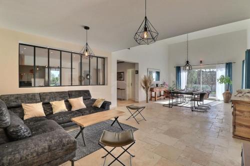 Photo de la galerie de l'établissement Countryside property with pool 10 guests, à Saint-Cannat