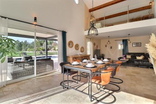 Photo de la galerie de l'établissement Countryside property with pool 10 guests, à Saint-Cannat