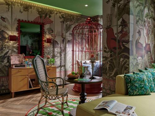 Un lugar para sentarse en 25hours Hotel Jakarta The Oddbird